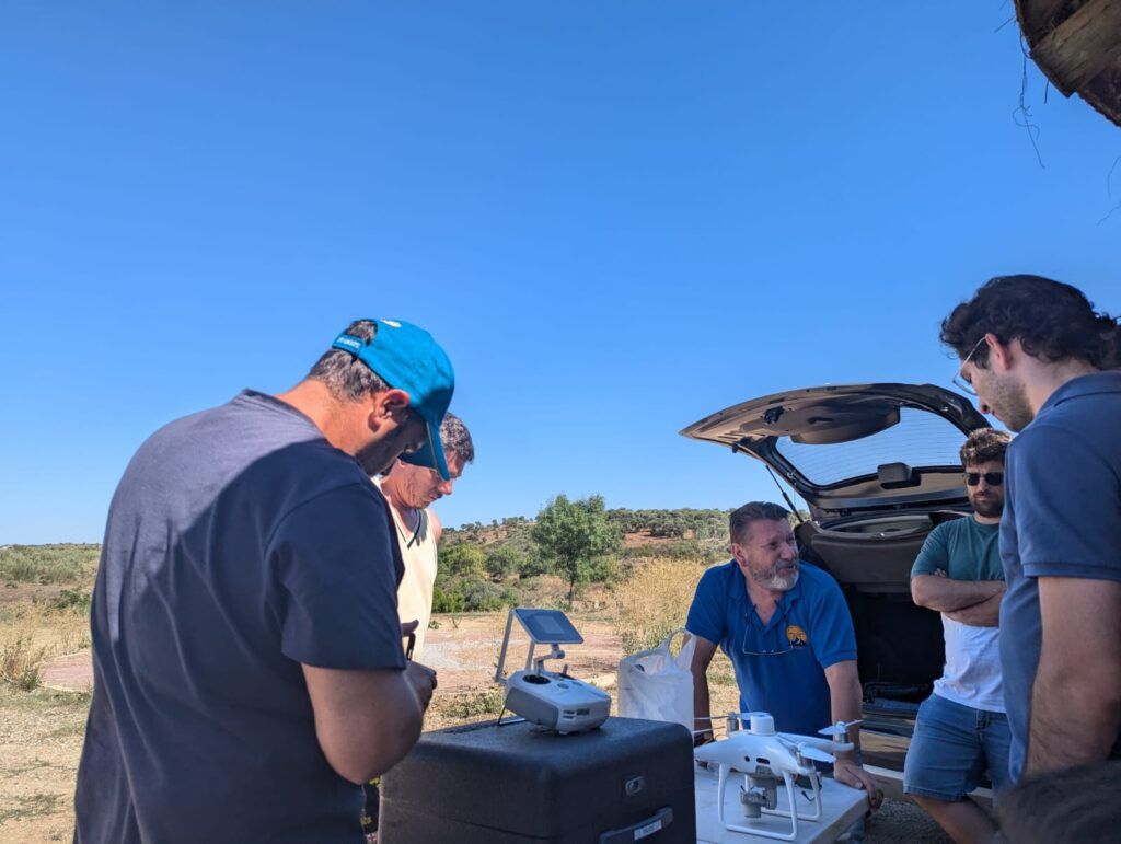 Formación práctica con drones de Tecno Drones con alumnos e instructor en campo