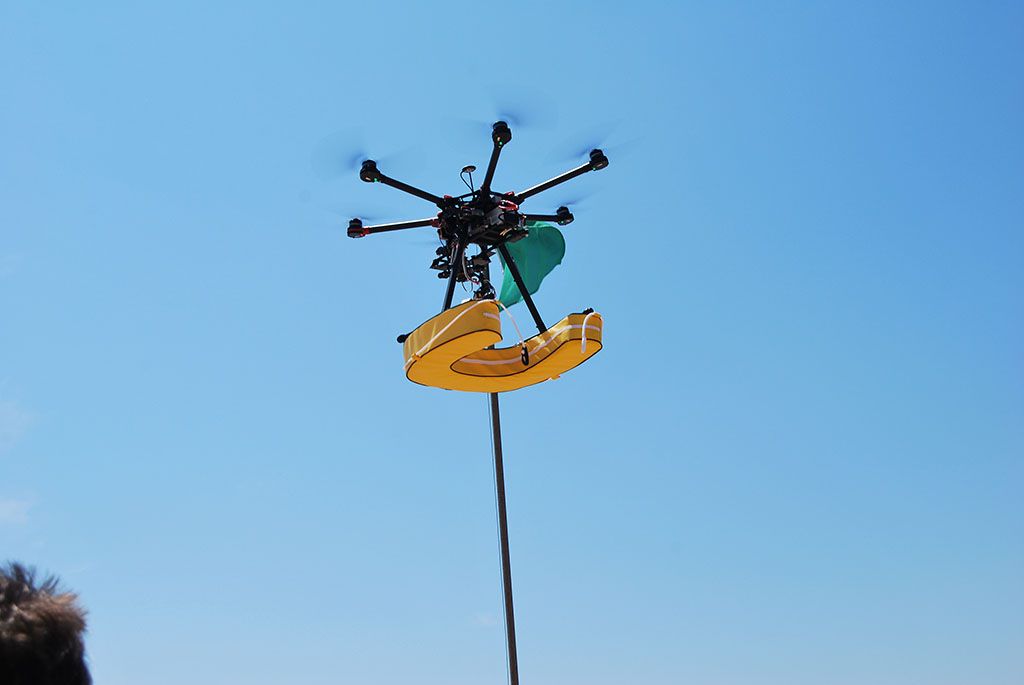 Dron multirrotor realizando una operación especializada con carga