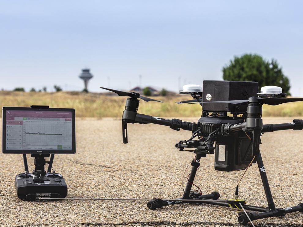 Dron profesional con estación de control preparado para una operación UAS en campo