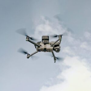 DJI serie Mavic 3 en vuelo con sistema EUROSAFE C5