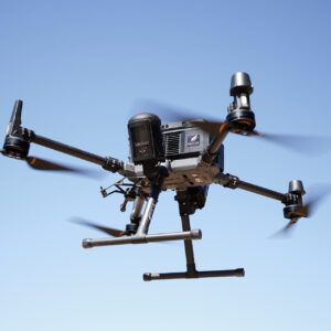 DJI Matrice 350 en vuelo equipado con sistema EUROSAFE C5